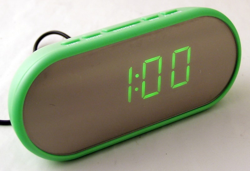 Часы-будильник электронные VST-712Y-4 (ярко-зелен. циф.)