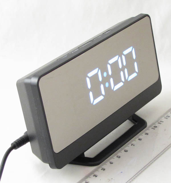 Часы-будильник электронные DS-068-6 (белые цифры)