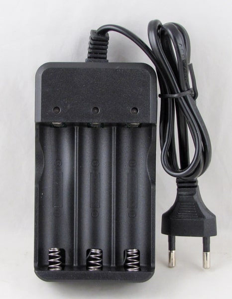 Зарядное устройство для 3 акк. 18650 YC-1890 сетев.
