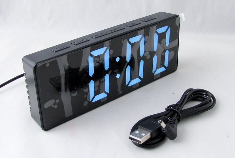Часы-будильник электронные DS-3806 (белые цифры)