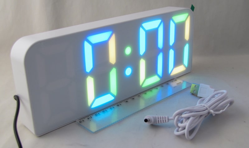 Часы-будильник электронные GH-0730 белый корпус (цветные цифры)